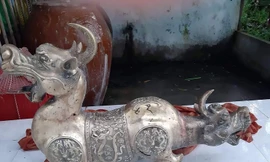 Bức tượng có màu sắc nhợt nhạt, không còn ánh vàng đồng như những ảnh chụp lúc ban đầu mới được vớt lên. 