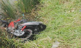 Chiếc xe máy nát bét nằm bờ vuông