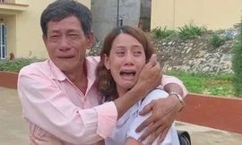 Khoảnh khắc chị Hon gặp lại anh trai của mình sau 22 năm tha hương - Ảnh bạn đọc cung cấp