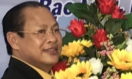 Ông Tô Hoài Dân nhận hoa chúc mừng đạt sản lượng 1 triệu Kwh Nhà máy điện gió Bạc Liêu