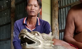 Lại nhặt được tượng thú lạ tại bãi biển Mũi Cà Mau