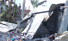 Nổ bình gas, cháy lan 5 căn nhà