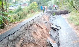 Khô hạn, sụp lở đất kinh hoàng tại Cà Mau