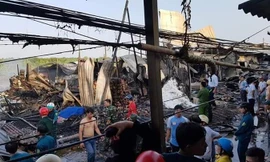 Cháy lớn thị trấn Năm Căn, một nữ sinh tử vong