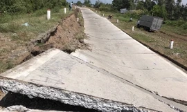 Đường đê biển Tây Cà Mau giãn khe, sụt lún kinh hoàng do khô hạn