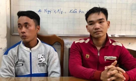 Hai nghi phạm tạt xăng cán bộ ở Cà Mau ra đầu thú