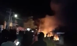 Chợ tạm thị trấn Sông Đốc bốc cháy ngùn ngụt trong đêm