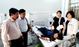 Báo Tiền Phong trao quà Tết cho bệnh nhân nghèo ở Cà Mau