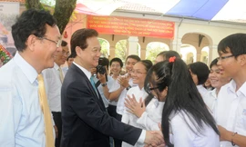 Thủ tướng Nguyễn Tấn Dũng bắt tay chúc mừng các học sinh nhân ngày khai giảng tại trường THPT chuyên Lê Hồng Phong sáng 4-9.