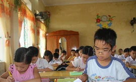 Việc trẻ học hành mệt mỏi đang được “đổ” cho tâm lý thích ganh đua của phụ huynh