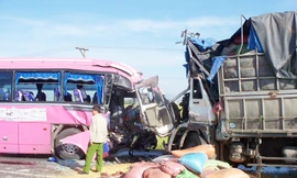 Xe tải đâm xe khách, 37 người thương vong