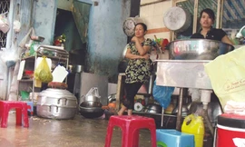 Nơi chế biến thức ăn cung cấp sẵn cực bẩn tại cơ sở Minh Tâm, P.14, Q.3 Ảnh: Q.C