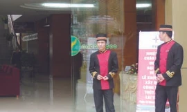 Băng rôn khẩu hiểu đã được EVN chuẩn bị chu đáo để đón khách tại khách sạn Mường Thanh (TP Điện Biên) nhưng lễ khởi công đã bị hoãn