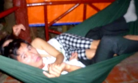 Cách chức Phó chánh án âu yếm nhân viên trên võng