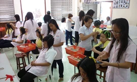 Bạn trẻ theo học lớp uốn tóc tại trường