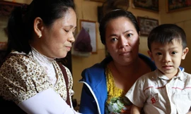 Chữa bệnh ung thư bằng... bắt tay, nghe hát