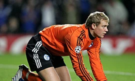 Thủ môn bị CĐV đấm vào mặt