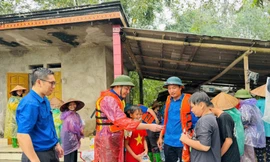 Tuổi trẻ Đất Tổ đồng hành cùng người dân chống lũ 