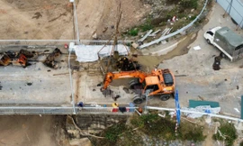 Toàn cảnh phá dỡ phần còn lại của cầu Phong Châu