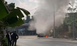 Xe chở dầu bất ngờ bốc cháy khi đang lưu thông trên quốc lộ 32 