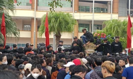 Dòng người chen lấn, xô đẩy mua vé trận bán kết lượt về giữa Việt Nam - Singapore