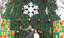 Giới trẻ Phú Thọ nô nức 'check in' dịp Giáng Sinh 