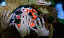 Đốt than để sưởi ấm trong phòng kín có nguy cơ tử vong 