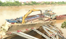 Đẩy nhanh tiến độ trục vớt phương tiện và nhịp cầu Phong Châu bị gãy 