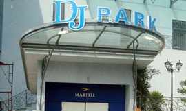 Tuồn súng vào quán bar, bắn gục bảo vệ