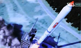 Hình ảnh mô phỏng vụ phóng tên lửa ngày 12/12 của CHDCND Triều Tiên trên truyền hình Hàn Quốc