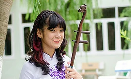 Chibi Hoàng Yến mặc áo dài, đánh đàn thi đại học
