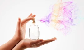 Xịt nước hoa ở 'vùng kín' hoặc dùng băng vệ sinh có mùi thơm rất dễ kích thích vi khuẩn phát triển, dẫn đến các bệnh viêm nhiễm phụ khoa, thậm chí gây vô sinh. Ảnh minh hoạ: Internet