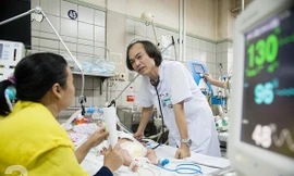 PGS. Dũng thăm khám cho bệnh nhi điều trị tại khoa Nhi, BV Bạch Mai.