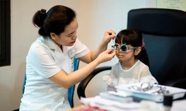 Có tới 70% trẻ bị lác có kèm theo các tật khúc xạ. Ảnh minh hoạ: Internet