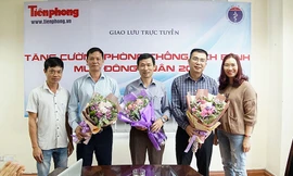 Lãnh đạo Khối Truyền thông điện tử - Báo Tiền Phong tặng hoa các khách mời tham dự buổi tọa đàm. Ảnh: Mạnh Thắng