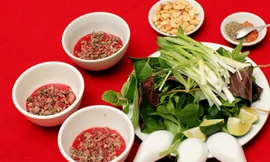 Tiết canh không có tác dụng chữa bệnh trong Đông y cũng không phải thực phẩm có tính mát. Ảnh minh họa: Internet