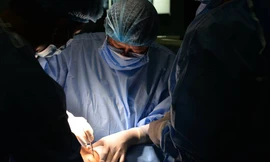 Các BS Bệnh viện Nội tiết đang thực hiện ca phẫu thuật bóc khối bướu khủng lồ cho bệnh nhân N. Ảnh: BV cung cấp