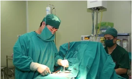 Các bác sĩ tiến hành phẫu thuật cho bệnh nhân.