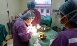 Các BS Bệnh viện E đang thực hiện ca phẫu thuật tạo hình âm đạo cho cô gái 22 tuổi. Ảnh: BV cung cấp
