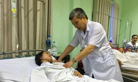 PGS.TS Nguyễn Hữu Ước – Trưởng khoa Phẫu thuật Tim mạch và lồng ngực trực tiếp thăm khám cho bệnh nhân Giàng Thị Thành sau phẫu thuật.