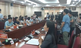 Ông Hà Kế San - Phó Chủ tịch UBND tỉnh Phú Thọ tại buổi họp báo vụ nghi ngờ lây nhiễm HIV do dùng chung kim tiêm. Ảnh: Võ thu