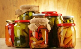 Theo các chuyên gia, thói quen tiêu thụ nhiều một số thực phẩm lên men, đặc biệt là cho quá nhiều muối có liên quan đến ung thư dạ dày. Ảnh minh hoạ: Internet