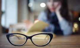 Chọn được một chiếc kính phù hợp không phải là điều dễ dàng. Ảnh minh hoạ: Internet