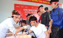 Ghi tên hiến máu tình nguyện trong ngày Chủ nhật đỏ. Ảnh: Internet