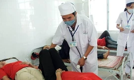 Khi có dấu hiệu ngộ độc thực phẩm, cần đưa ngay bệnh nhân tới cơ sở y tế để được khám và điều trị kịp thời. Ảnh: Internet