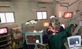 Các BS phẫu thuật cứu sống bệnh nhi T bị chảy máu u thân não nguy kịch. Ảnh: BV Việt - Đức cung cấp