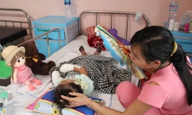 Mẹ con bé Anh Thư đang điều trị tại BV Nhi Trung ương