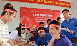 Các bạn trẻ tham gia hiến máu nhân đạo trong ngày hội Chủ nhật đỏ.