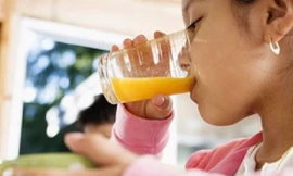 Để dùng Oresol an toàn cho trẻ, cha mẹ cần đọc kỹ hướng dẫn và tuân thủ tuyệt đối khi pha thuốc. Ảnh minh hoạ: Internet