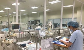 Bé M đang được điều trị tích cực tại BV Nhi Trung ương.